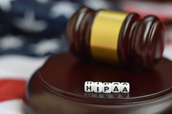 Comment assurer la conformité HIPAA lors du transfert de données de santé entre différentes plateformes cloud?